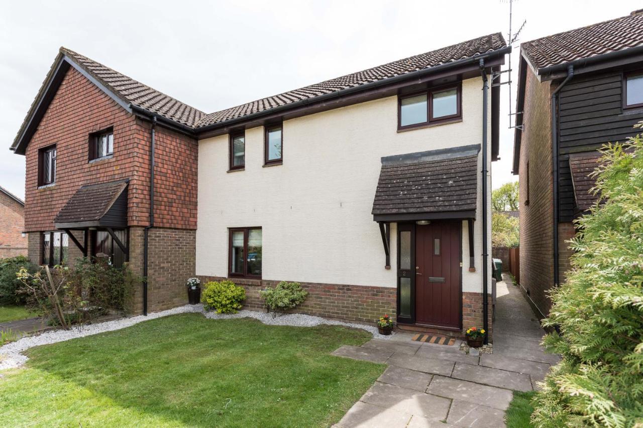 Grassmere - 3 Bed House With Private Garden Horley Bagian luar foto