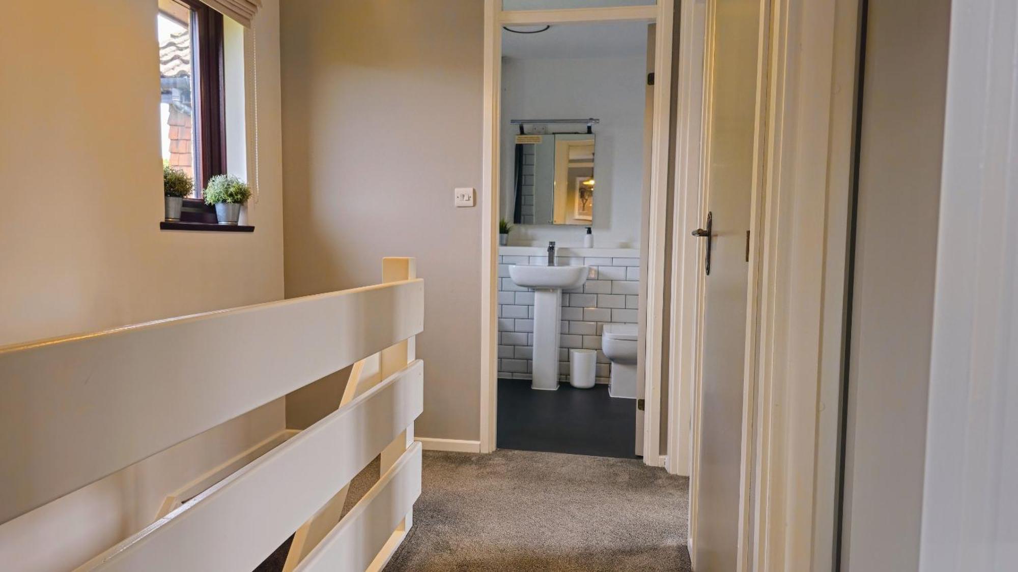 Grassmere - 3 Bed House With Private Garden Horley Bagian luar foto