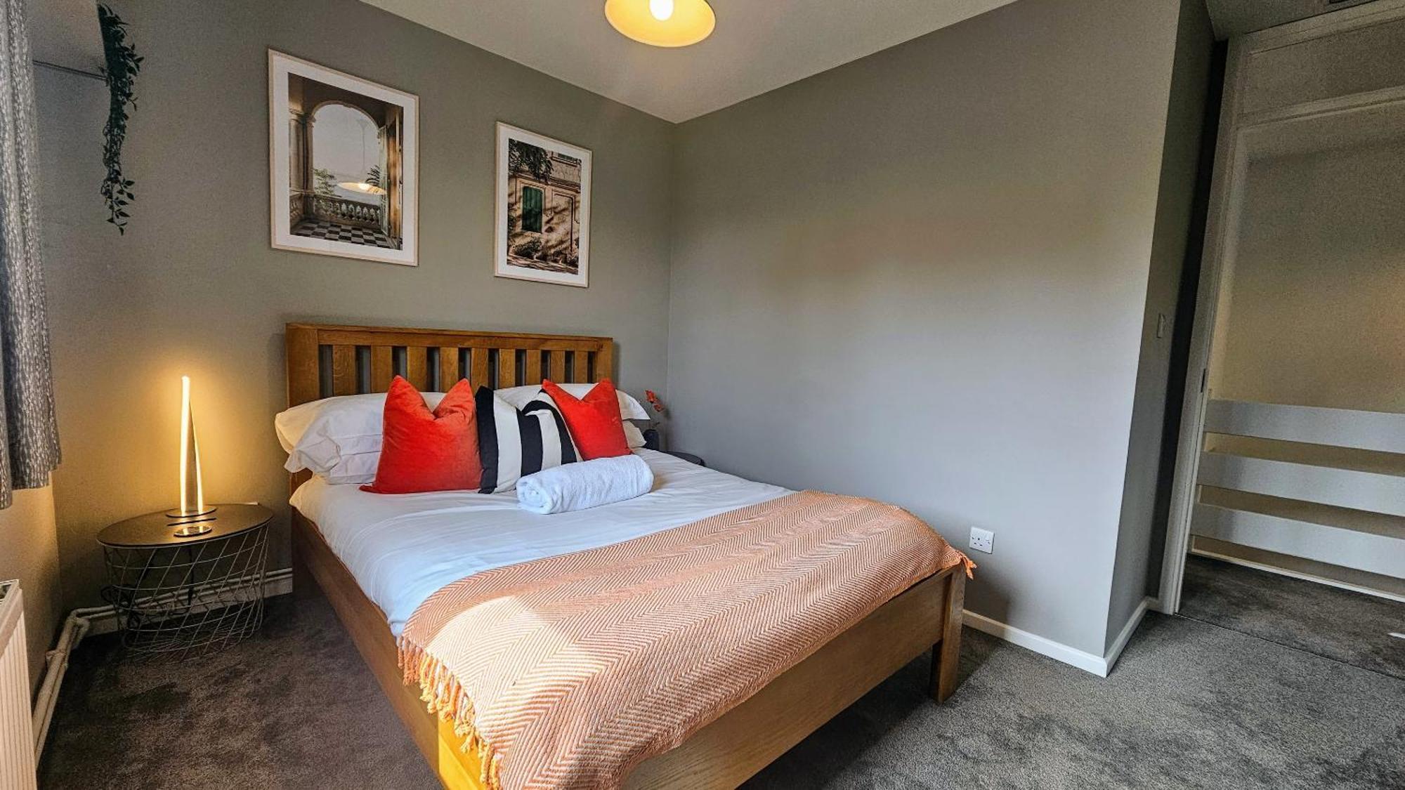 Grassmere - 3 Bed House With Private Garden Horley Bagian luar foto