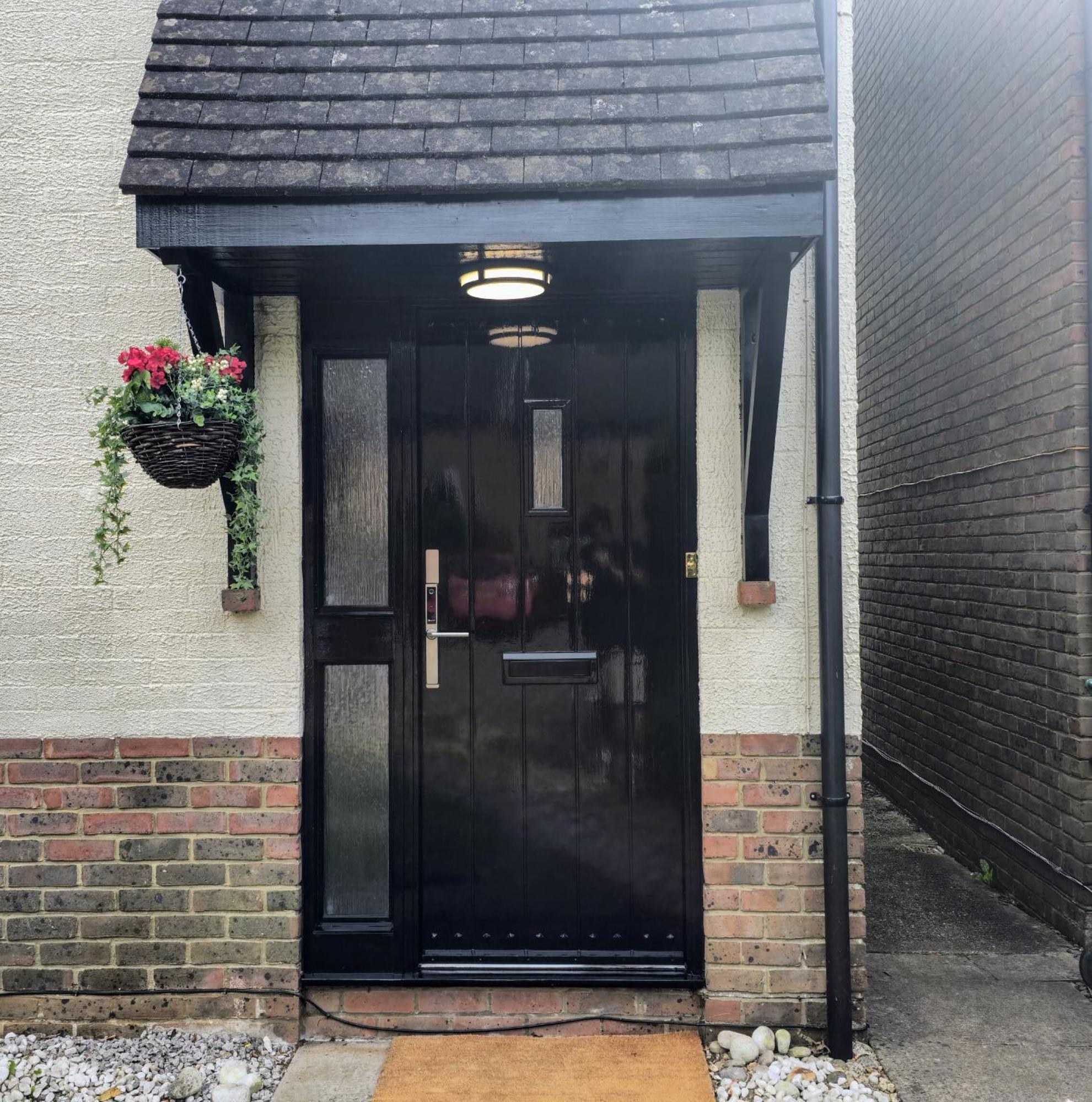 Grassmere - 3 Bed House With Private Garden Horley Bagian luar foto